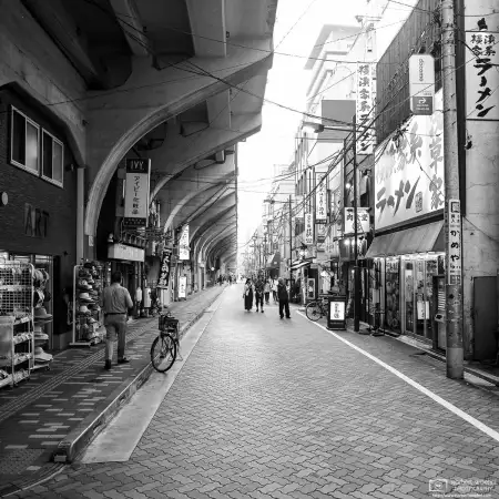 Along the elevated JR Sobu Line train tracks in Asakusabashi, Tokyo, traditional craft wholesalers, lively izakayas and ramen shops blend into a vibrant whole.