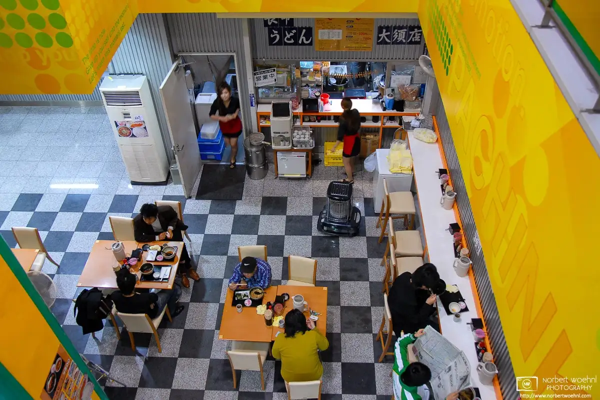 Strolling through an aging, but nonetheless lively and charming covered shopping street in Nagoya’s Ōsu district, I came across this colorful noodle restaurant.