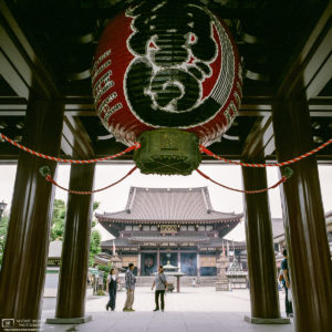 Looking at the Main Hall of Kawasaki Daishi through its Main Gate in Kawasaki, Kanagawa Prefecture, Japan.
