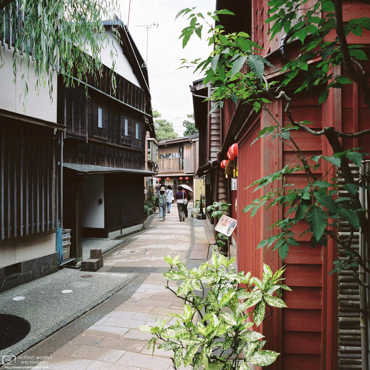 View along a pleasant side street in the historic Higashi Chayagai (ひがし茶屋街) District in Kanazawa, Japan. The area is home to many old teahouses that are now used as shops and restaurants.